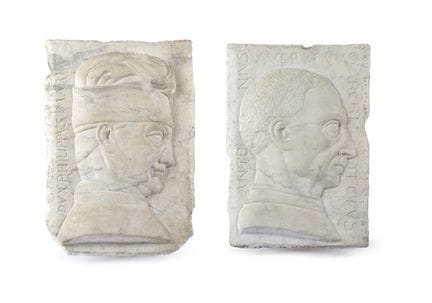 Ein Paar antiker, geschnitzter Marmor-Flachreliefs