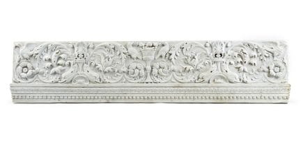 Bajorrelieve antiguo de mármol blanco tallado con 