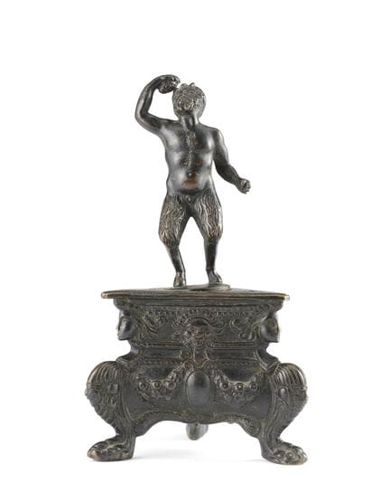 Tintero triangular de bronce; el cuerpo está decor