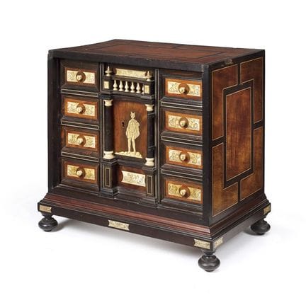 Meuble en placage de noyer, incrusté d’os et d’ivo
