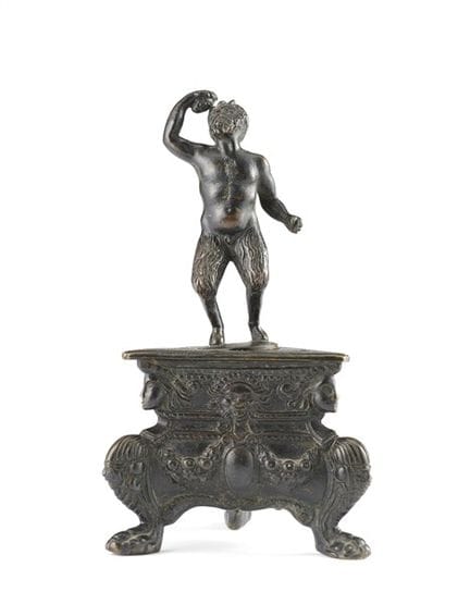Dreieckiger Tintenfass aus Bronze, der Korpus verz