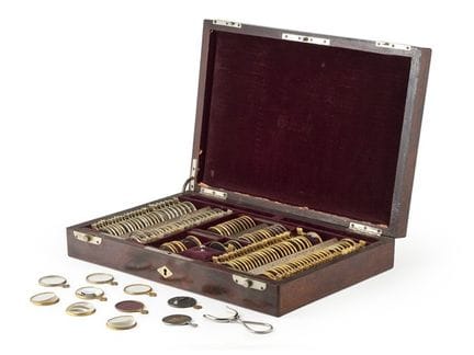 Ensemble optique dans un coffret en bois avec de n