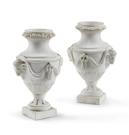 Fabrication du XVIIIe siècle. Paire de petits vase