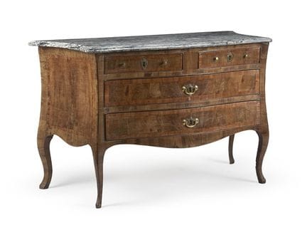 Commode à façade bombée (balestra), plaquée en lou