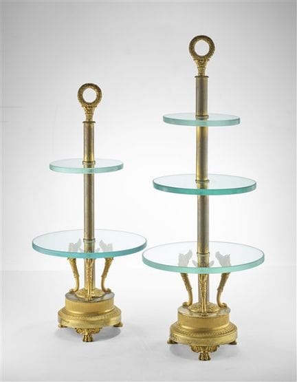 Deux étagères en verre surmontées de figures zoomo