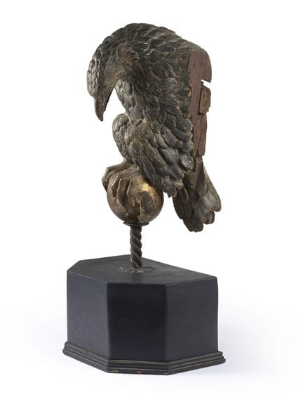 18世纪雕塑家作品。木雕、漆饰并镀金的鹰栖地球仪残件（高36厘米），安装在后期制作的乌木底座上（总高