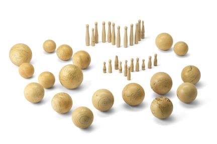20世纪初的艺术品。一套由十八颗象牙台球和二十四根不同尺寸的骨制球瓶组成的游戏套装（球瓶最大高度7.