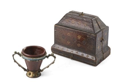 19世纪艺术品。 古红大理石碗，配镀银铜双耳托架，饰有珐琅、绿松石玻璃釉及珠饰（13×8×8 厘米）