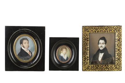 19世纪艺术品。三幅象牙微型画，包括两幅椭圆形画作，描绘了男性肖像，装裱在乌木色木框中，以及一幅矩形