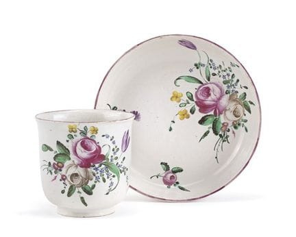 Fabrication du XVIIIe siècle. Tasse et soucoupe en
