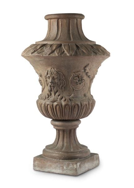 F. Altoviti 工坊，因普鲁内塔，20世纪初。新古典主义风格的赤陶栏杆式花瓶，饰有面具和披针