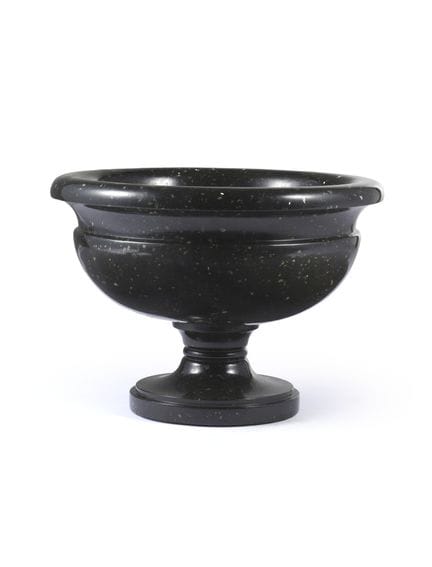 圆形黑色大理石碗，带有浮雕饰带和圆形底座（直径 30 厘米；高 21 厘米）（有破损和修复痕迹）
来