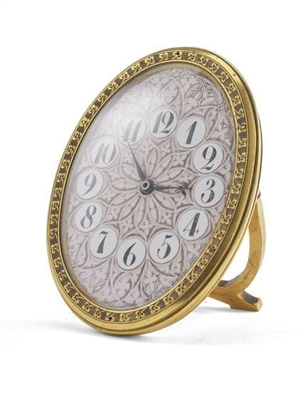 Horloge de chevet en laiton dotée d’un cadran oval