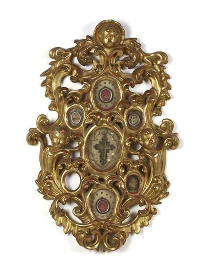 Art du XIXe siècle. Reliquaire en bois richement s
