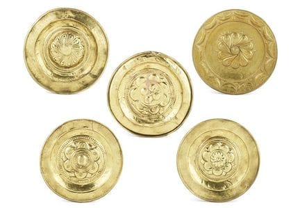Art des XVIe et XVIIe siècles. Cinq plats à aumône