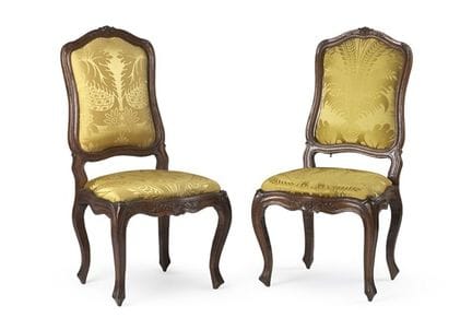 Paire de chaises en noyer aux bordures cannelées, 