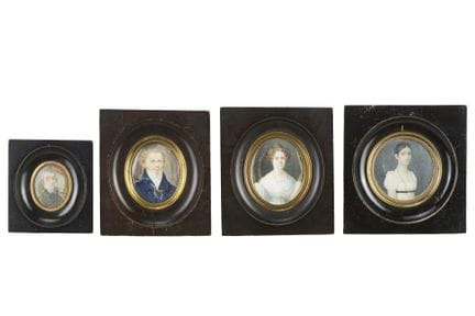19世纪艺术品。四幅象牙微型画，描绘绅士与淑女的肖像，镶嵌于乌木画框中（最高6.5厘米）（有瑕疵）。