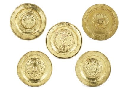 16至17世纪艺术品。五件镀金黄铜施舍盘，表面饰有凸起纹饰和风格化元素的浮雕，并刻有相互交错的图案（