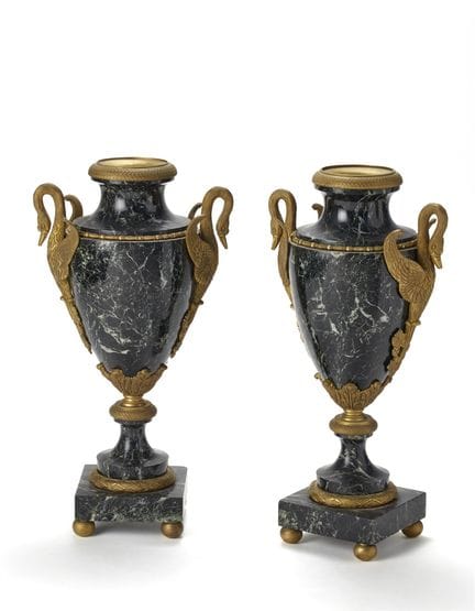 Coppia di vasi in stile Impero con due manici, in 