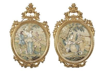 Paire de panneaux ovales anciens en soie brodés et