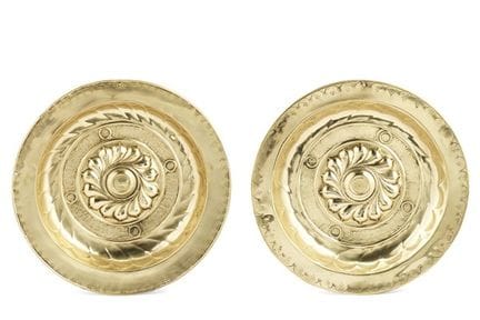 Deux plats à aumônes en laiton repoussé et doré, d