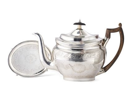 Tetera de plata con bandeja, ricamente decorada co