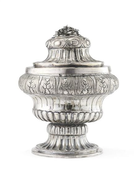 Azucarero de plata con tapa, cuerpo en forma de pe