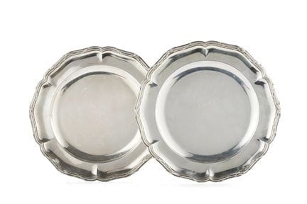 Par de platos de plata polilobulados con bordes ac