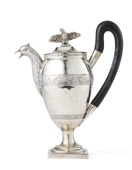 Cafetera de plata con cuerpo liso decorado con fra