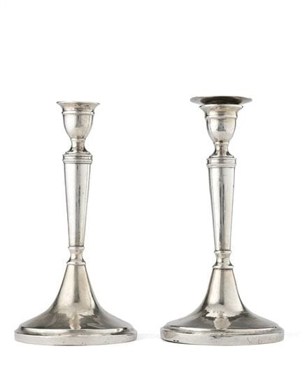 Un par de candelabros de plata con un fuste liso y