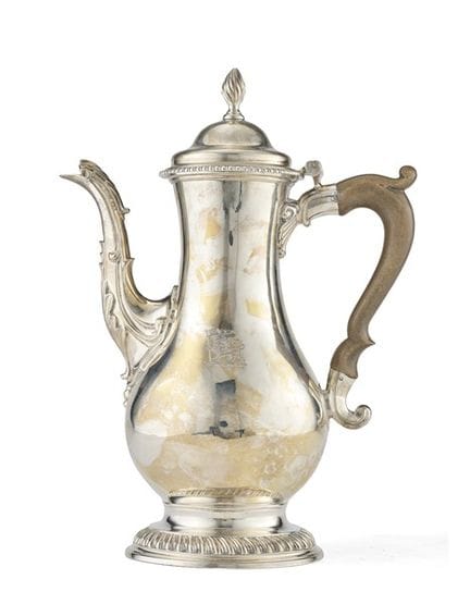 Cafetera de plata, grabada y decorada con repujado