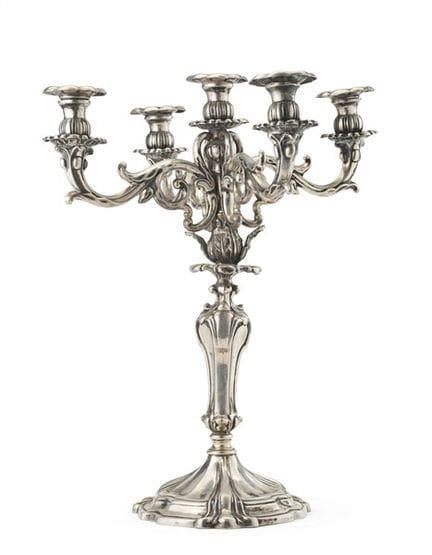 Candelabro de plata de cinco brazos con volutas ve