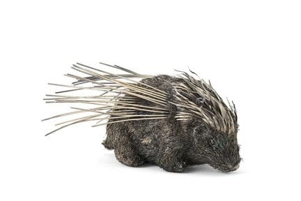 Silberfigur eines Stachelschweins mit feinen Draht