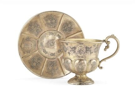Taza y platillo de vermeil, ricamente grabados con