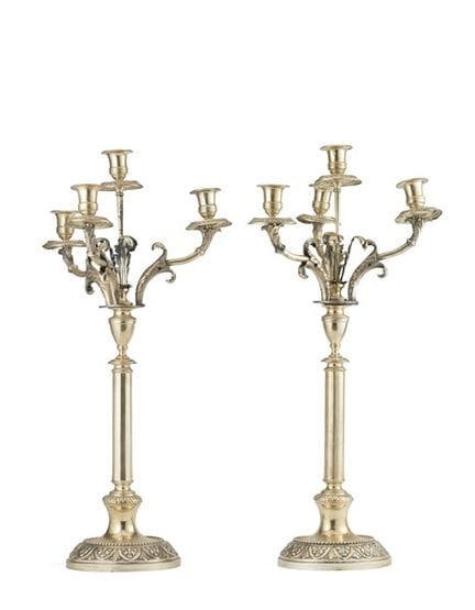 Par de candelabros de plata de cuatro llamas con f