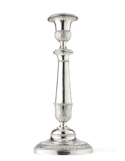 Candelabro de plata con fuste en forma de columna 