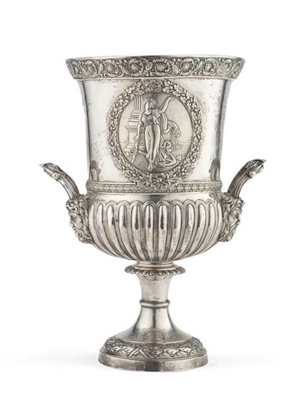 Copa de plata con dos asas, ricamente decorada con