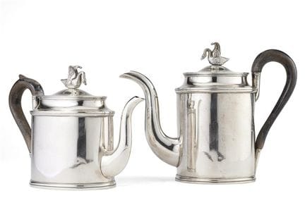 Cafetera y tetera de plata con cuerpos lisos, tapa