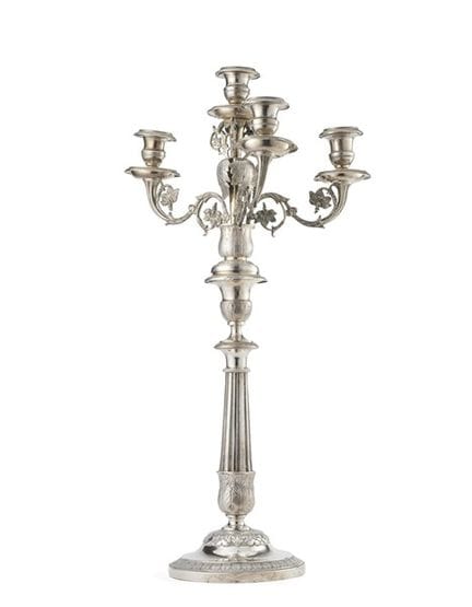 Candelabro de plata de cuatro brazos, con brazos e