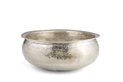 * Gran pila litúrgica de plata martillada, con el 