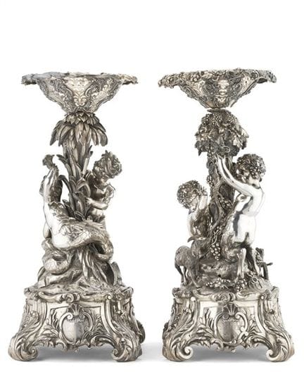 Un par de centros de mesa de plata cincelada y cal
