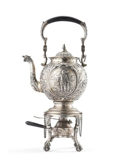 Un samovar de plata, ricamente decorado con motivo