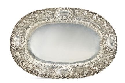 Bandeja de plata repujada con el borde decorado co