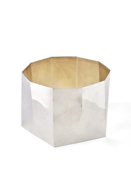 * Centro de mesa de plata facetada con base hexago