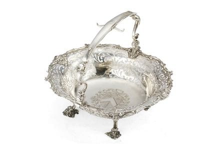 Cesta de plata calada con motivos en forma de volu