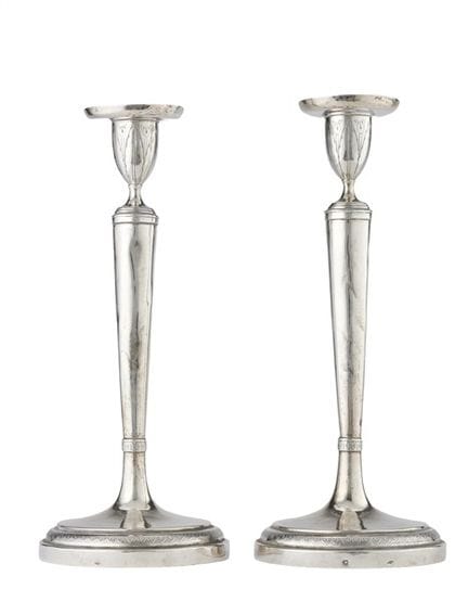 Par de candelabros de plata con tallos lisos y cón