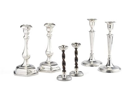 * Seis candelabros de plata, dos de los cuales tie