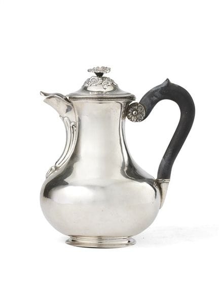 Pequeña cafetera de plata con cuerpo liso en forma