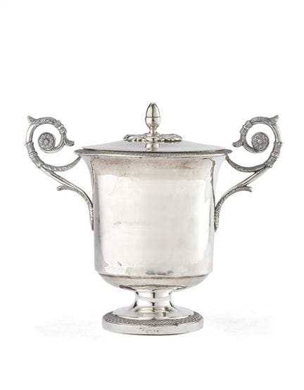 Azucarero de plata con dos asas, de cuerpo liso, a