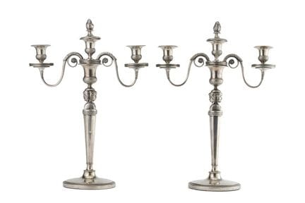 Un par de candelabros de plata de tres llamas con 